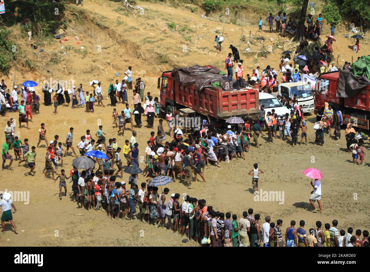 Rohingya-Muslime versammeln sich am 22. September 2017 in einem Flüchtlingslager in Teknaf, Bangladesch, um Hilfsmaterialien zu erhalten. Mehr als 400.000 Rohingya-Muslime sind vor der Gewalt im Rakhine-Staat in Myanmar geflohen. Mehr als 230.000 Kinderflüchtlinge sind seit Ende August während des Ausbruchs der Gewalt im Staat Rakhine nach Bangladesch geflohen und brauchen jetzt dringend Hilfe, so UNICEF. (Foto von Rehman Asad/NurPhoto) Stockfoto