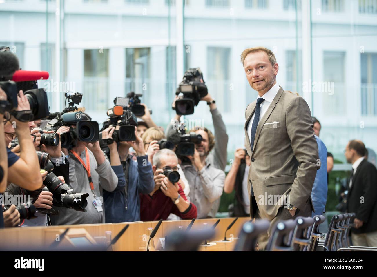 Christian Lindner, Vorsitzender der FDP, kommt am Tag nach den Wahlen auf der Bundespressekonferenz in Berlin am 25. September 2017 zu einer Pressekonferenz. (Foto von Emmanuele Contini/NurPhoto) Stockfoto