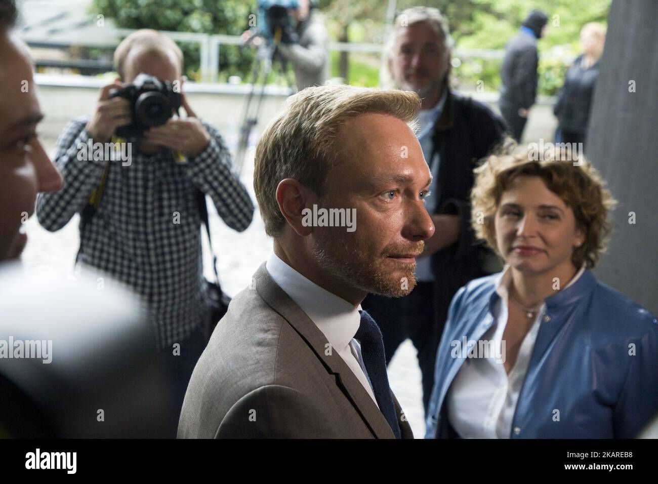Christian Lindner, Vorsitzender der FDP, kommt am Tag nach den Wahlen auf der Bundespressekonferenz in Berlin am 25. September 2017 zu einer Pressekonferenz. (Foto von Emmanuele Contini/NurPhoto) Stockfoto