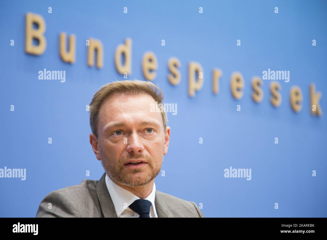 Christian Lindner, Vorsitzender der FDP, kommt am Tag nach den Wahlen auf der Bundespressekonferenz in Berlin am 25. September 2017 zu einer Pressekonferenz. (Foto von Emmanuele Contini/NurPhoto) Stockfoto