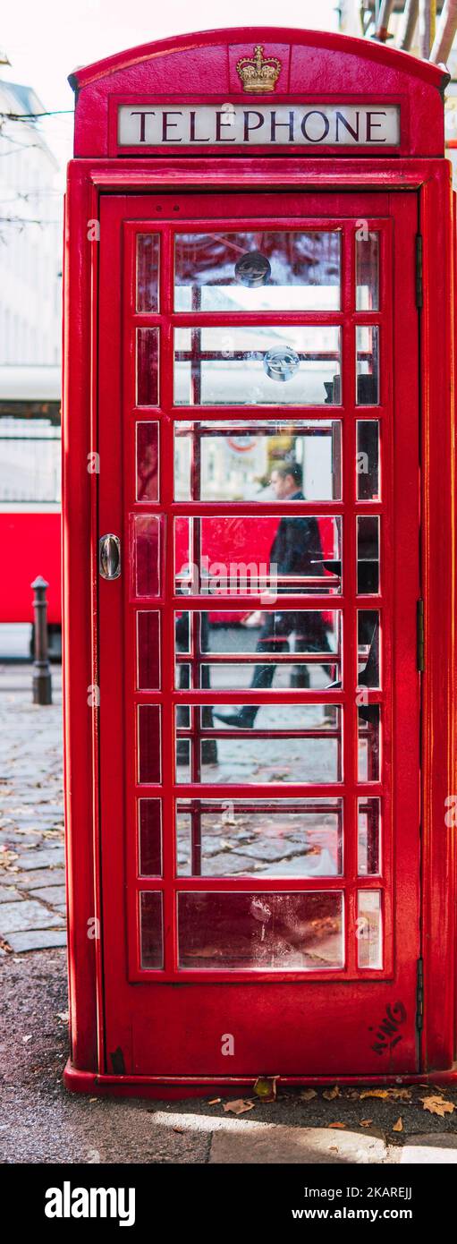 Rote Telefonzelle in der Mitte der Straße Stockfoto