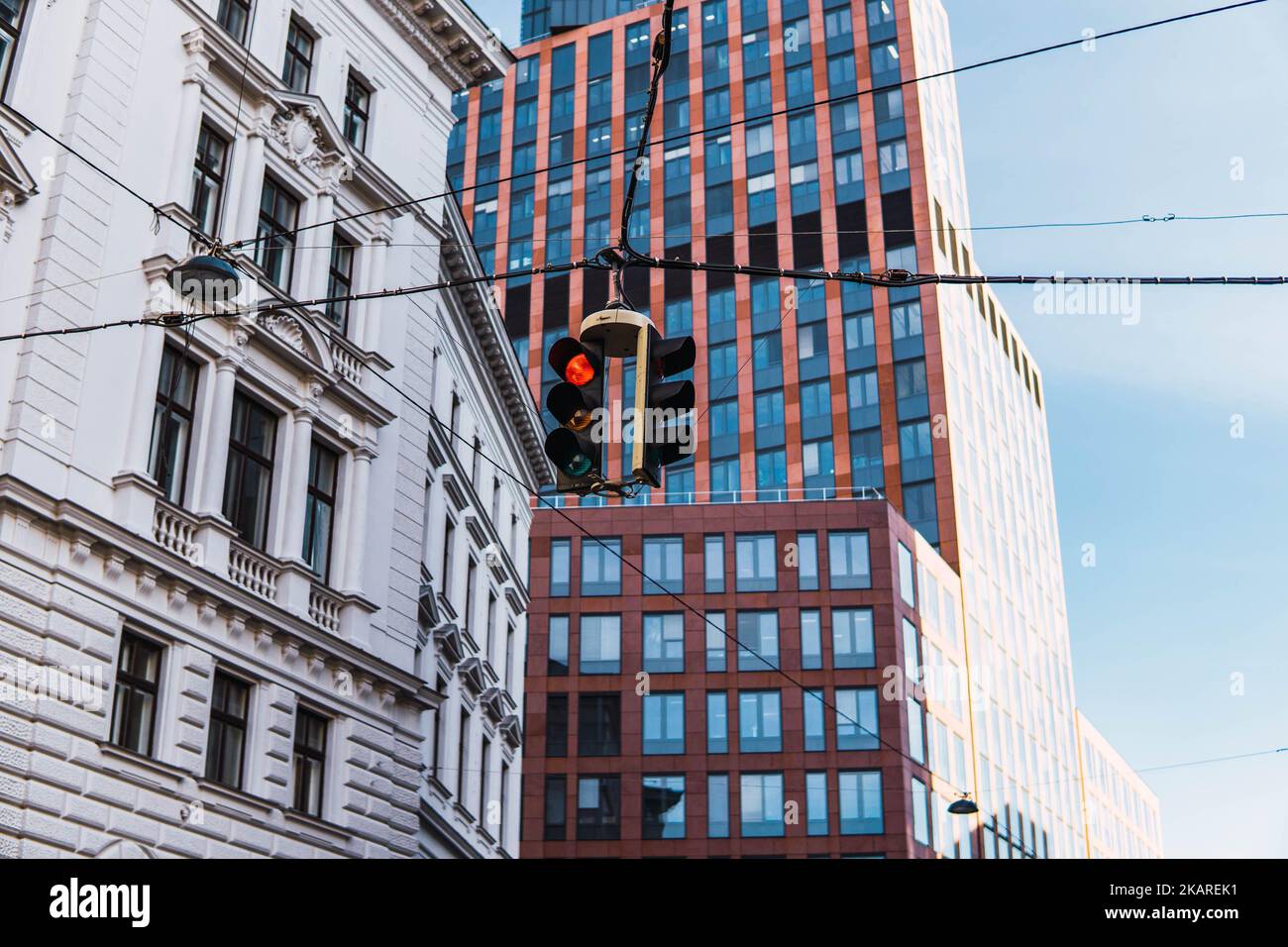 Hängelampel in Wien zwischen Gebäuden Stockfoto