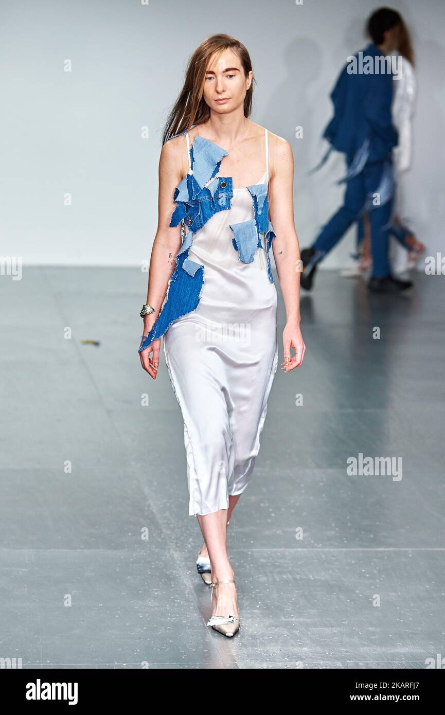 In Faustne Steinmetz's Kollektion SS18 Sept 15. 2017 auf der 180 Strand in London, Großbritannien, schlentert ein Model auf der Landebahn entlang. (Foto von Karyn Louise/NurPhoto) Stockfoto