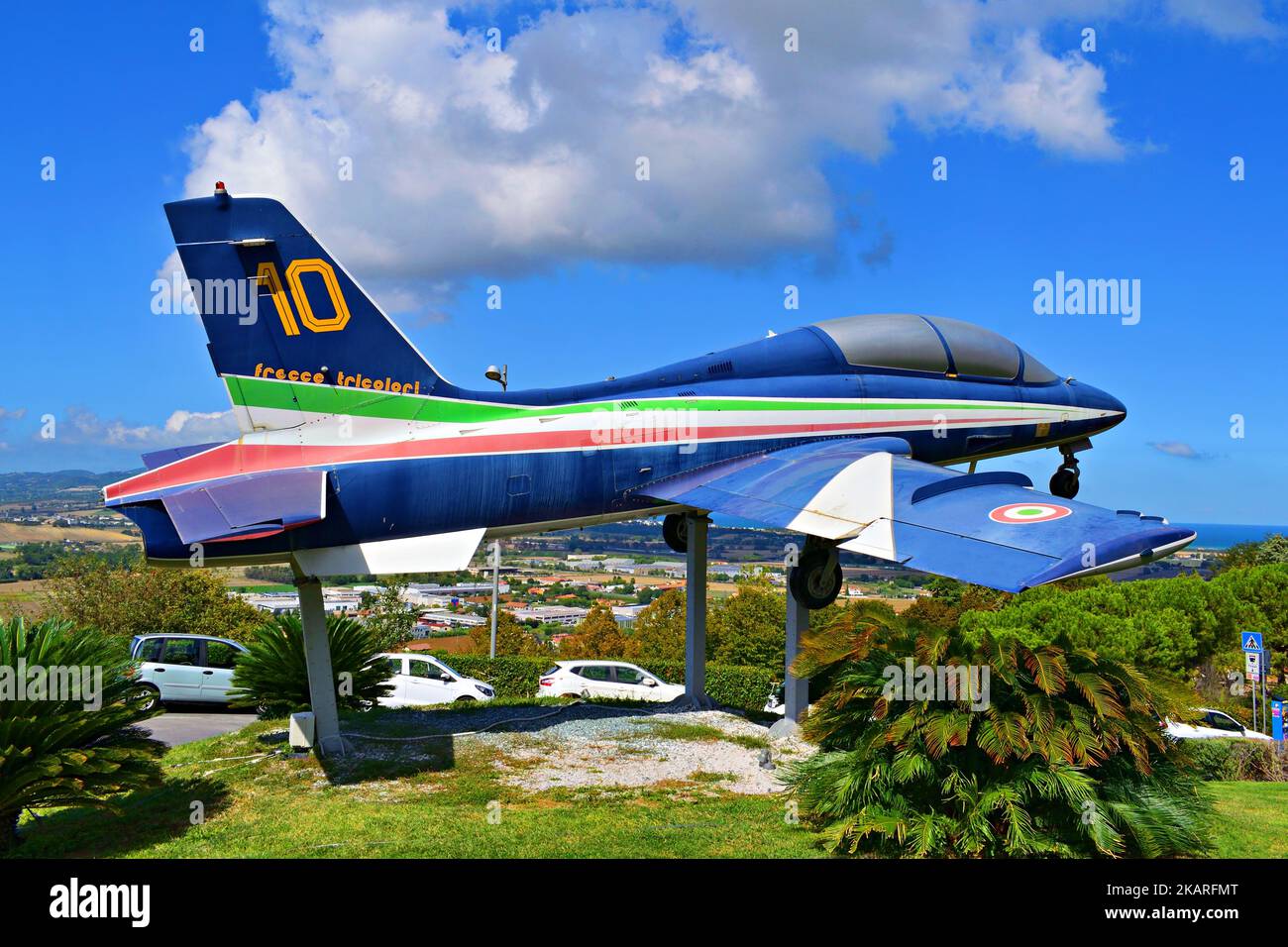 Altes Militärflugzeug der italienischen Frecce Tricolori an Aermacchi MB-339 PAN in Loreto in der Stadt Ancona, Italien Stockfoto