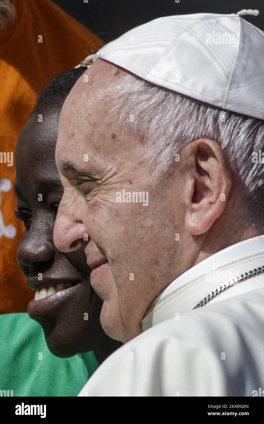 Papst Franziskus trifft eine Gruppe von Migranten während seiner wöchentlichen Generalaudienz am 27. September 2017 auf dem Petersplatz in der Vatikanstadt. Papst Franziskus lanciert eine 2-jährige globale Kampagne der Caritas Internationalis zum Thema Migration mit dem Titel „Share the Journey“, um die Stärkung der Beziehungen zwischen Migranten, Flüchtlingen und Gemeinschaften zu fördern. (Foto: Giuseppe Ciccia/NurPhoto) Stockfoto