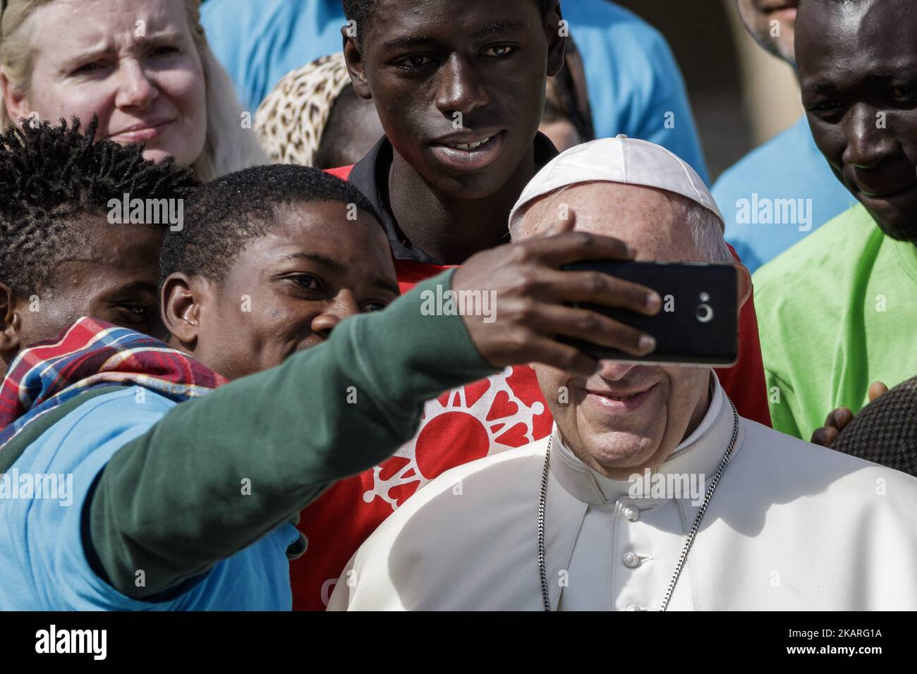 Papst Franziskus trifft eine Gruppe von Migranten während seiner wöchentlichen Generalaudienz am 27. September 2017 auf dem Petersplatz in der Vatikanstadt. Papst Franziskus lanciert eine 2-jährige globale Kampagne der Caritas Internationalis zum Thema Migration mit dem Titel „Share the Journey“, um die Stärkung der Beziehungen zwischen Migranten, Flüchtlingen und Gemeinschaften zu fördern. (Foto: Giuseppe Ciccia/NurPhoto) Stockfoto