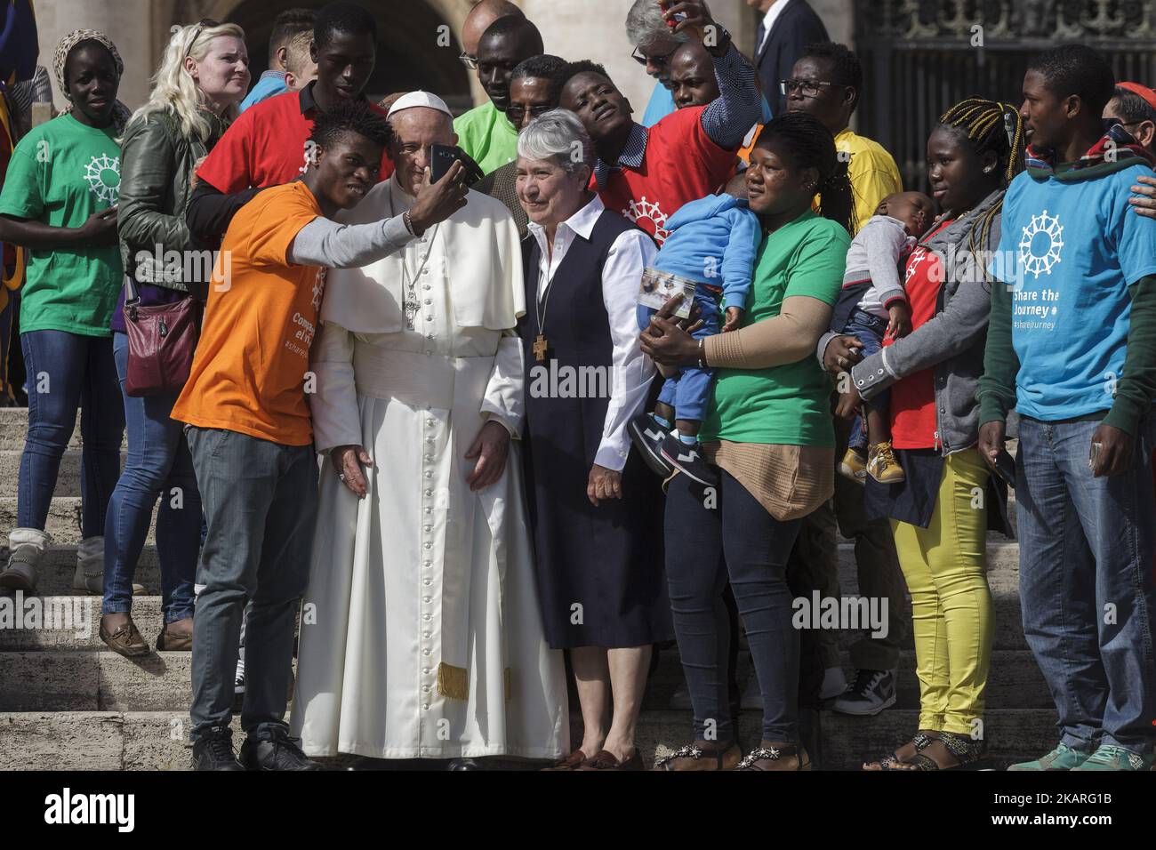 Papst Franziskus trifft eine Gruppe von Migranten während seiner wöchentlichen Generalaudienz am 27. September 2017 auf dem Petersplatz in der Vatikanstadt. Papst Franziskus lanciert eine 2-jährige globale Kampagne der Caritas Internationalis zum Thema Migration mit dem Titel „Share the Journey“, um die Stärkung der Beziehungen zwischen Migranten, Flüchtlingen und Gemeinschaften zu fördern. (Foto: Giuseppe Ciccia/NurPhoto) Stockfoto