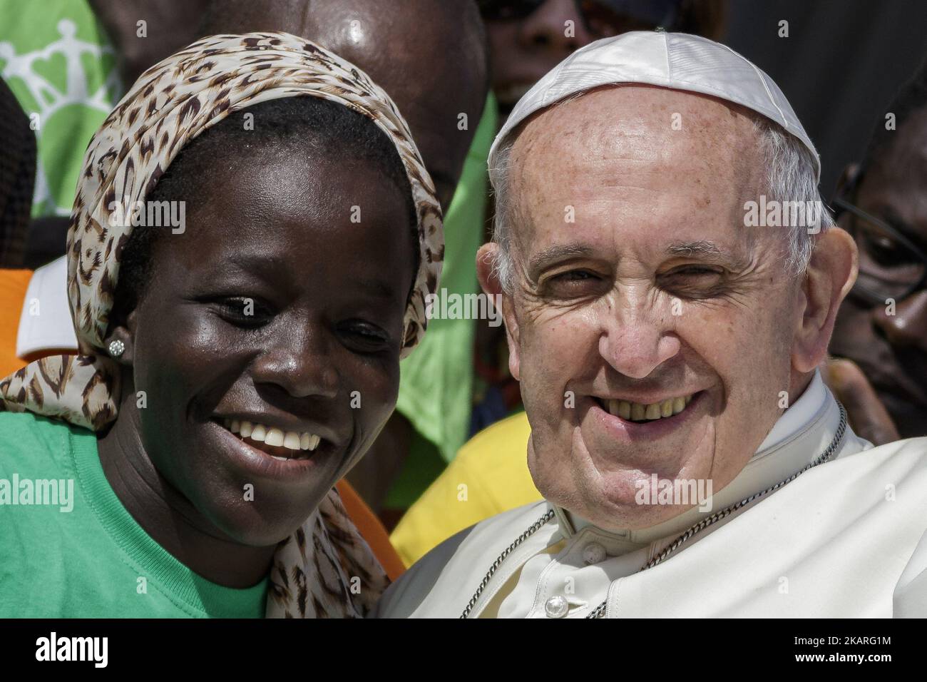 Papst Franziskus trifft eine Gruppe von Migranten während seiner wöchentlichen Generalaudienz am 27. September 2017 auf dem Petersplatz in der Vatikanstadt. Papst Franziskus lanciert eine 2-jährige globale Kampagne der Caritas Internationalis zum Thema Migration mit dem Titel „Share the Journey“, um die Stärkung der Beziehungen zwischen Migranten, Flüchtlingen und Gemeinschaften zu fördern. (Foto: Giuseppe Ciccia/NurPhoto) Stockfoto