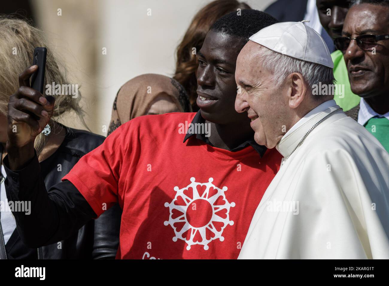 Papst Franziskus trifft eine Gruppe von Migranten während seiner wöchentlichen Generalaudienz am 27. September 2017 auf dem Petersplatz in der Vatikanstadt. Papst Franziskus lanciert eine 2-jährige globale Kampagne der Caritas Internationalis zum Thema Migration mit dem Titel „Share the Journey“, um die Stärkung der Beziehungen zwischen Migranten, Flüchtlingen und Gemeinschaften zu fördern. (Foto: Giuseppe Ciccia/NurPhoto) Stockfoto