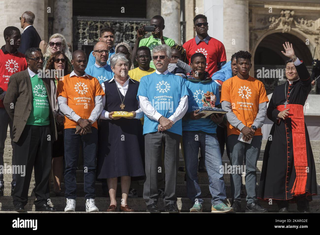 Papst Franziskus trifft eine Gruppe von Migranten während seiner wöchentlichen Generalaudienz am 27. September 2017 auf dem Petersplatz in der Vatikanstadt. Papst Franziskus lanciert eine 2-jährige globale Kampagne der Caritas Internationalis zum Thema Migration mit dem Titel „Share the Journey“, um die Stärkung der Beziehungen zwischen Migranten, Flüchtlingen und Gemeinschaften zu fördern. (Foto: Giuseppe Ciccia/NurPhoto) Stockfoto