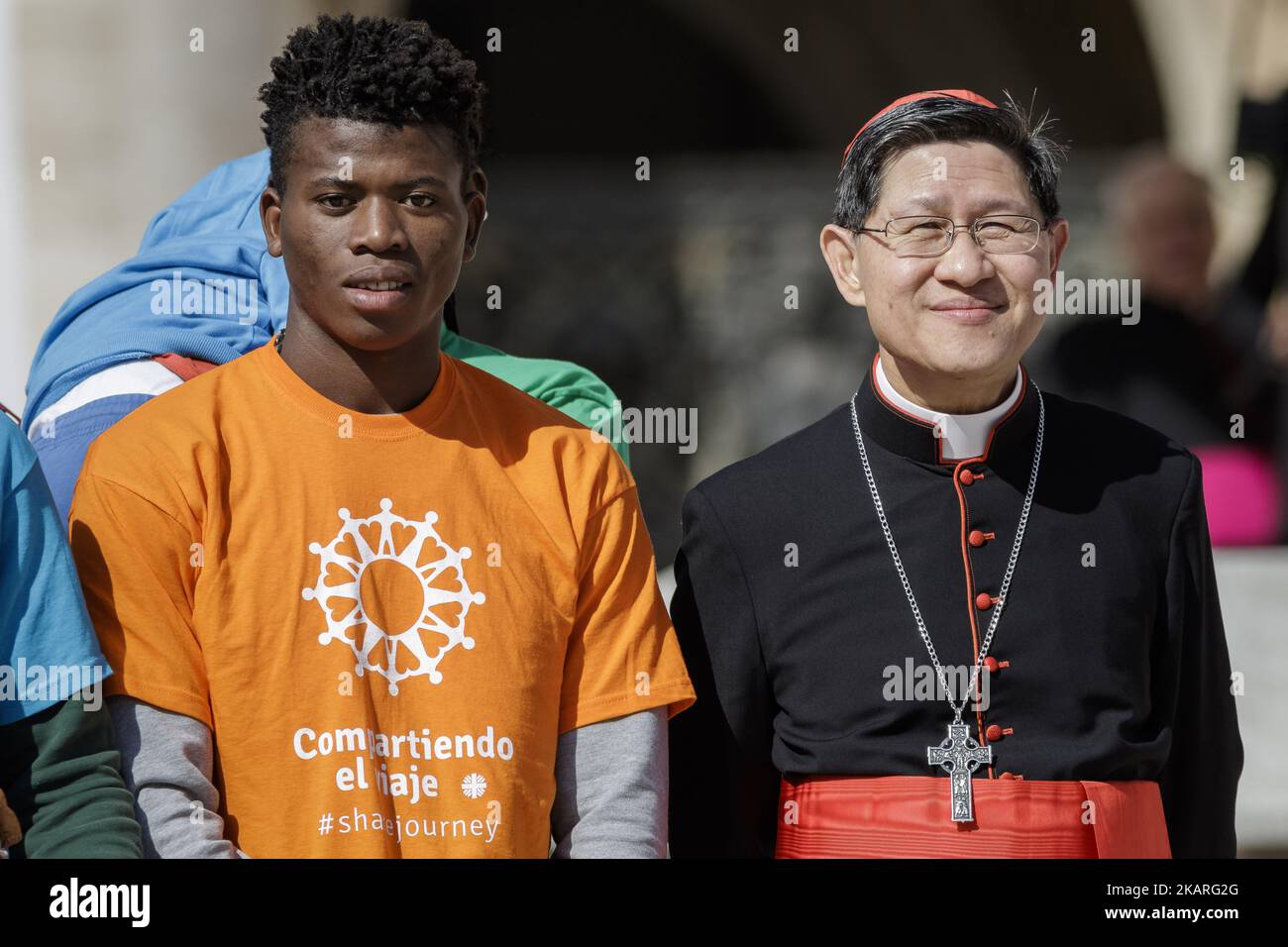 Papst Franziskus trifft eine Gruppe von Migranten während seiner wöchentlichen Generalaudienz am 27. September 2017 auf dem Petersplatz in der Vatikanstadt. Papst Franziskus lanciert eine 2-jährige globale Kampagne der Caritas Internationalis zum Thema Migration mit dem Titel „Share the Journey“, um die Stärkung der Beziehungen zwischen Migranten, Flüchtlingen und Gemeinschaften zu fördern. (Foto: Giuseppe Ciccia/NurPhoto) Stockfoto