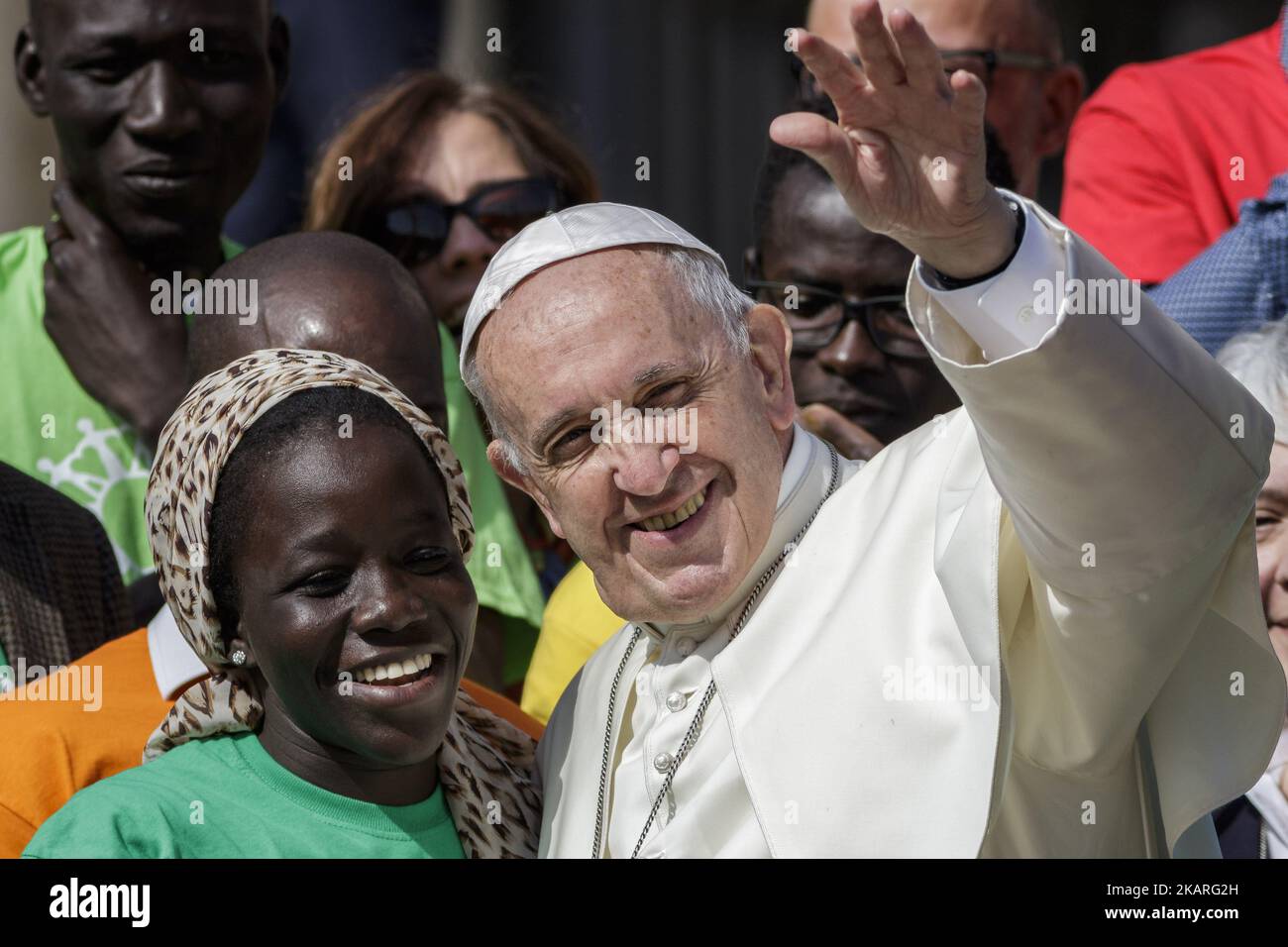 Papst Franziskus trifft eine Gruppe von Migranten während seiner wöchentlichen Generalaudienz am 27. September 2017 auf dem Petersplatz in der Vatikanstadt. Papst Franziskus lanciert eine 2-jährige globale Kampagne der Caritas Internationalis zum Thema Migration mit dem Titel „Share the Journey“, um die Stärkung der Beziehungen zwischen Migranten, Flüchtlingen und Gemeinschaften zu fördern. (Foto: Giuseppe Ciccia/NurPhoto) Stockfoto