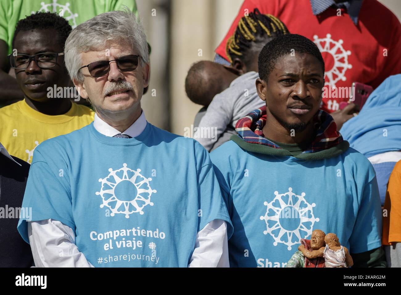 Papst Franziskus trifft eine Gruppe von Migranten während seiner wöchentlichen Generalaudienz am 27. September 2017 auf dem Petersplatz in der Vatikanstadt. Papst Franziskus lanciert eine 2-jährige globale Kampagne der Caritas Internationalis zum Thema Migration mit dem Titel „Share the Journey“, um die Stärkung der Beziehungen zwischen Migranten, Flüchtlingen und Gemeinschaften zu fördern. (Foto: Giuseppe Ciccia/NurPhoto) Stockfoto