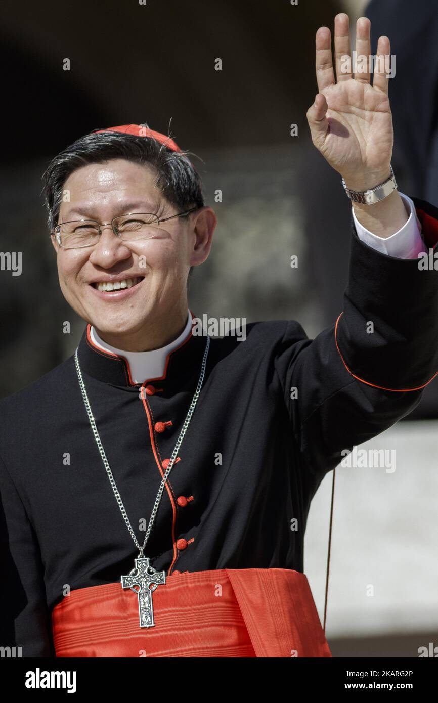 Papst Franziskus trifft eine Gruppe von Migranten während seiner wöchentlichen Generalaudienz am 27. September 2017 auf dem Petersplatz in der Vatikanstadt. Papst Franziskus lanciert eine 2-jährige globale Kampagne der Caritas Internationalis zum Thema Migration mit dem Titel „Share the Journey“, um die Stärkung der Beziehungen zwischen Migranten, Flüchtlingen und Gemeinschaften zu fördern. (Foto: Giuseppe Ciccia/NurPhoto) Stockfoto