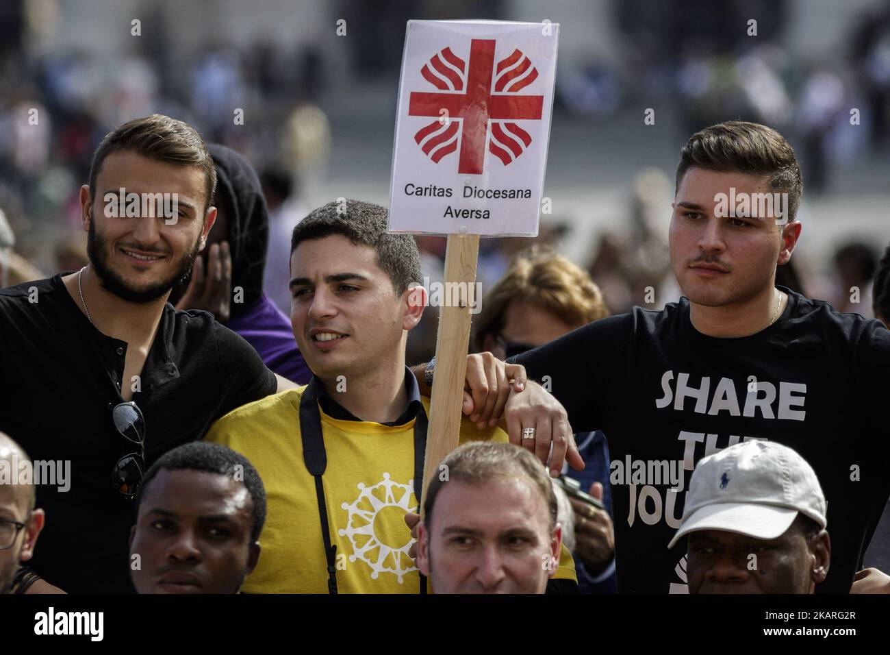 Papst Franziskus trifft eine Gruppe von Migranten während seiner wöchentlichen Generalaudienz am 27. September 2017 auf dem Petersplatz in der Vatikanstadt. Papst Franziskus lanciert eine 2-jährige globale Kampagne der Caritas Internationalis zum Thema Migration mit dem Titel „Share the Journey“, um die Stärkung der Beziehungen zwischen Migranten, Flüchtlingen und Gemeinschaften zu fördern. (Foto: Giuseppe Ciccia/NurPhoto) Stockfoto