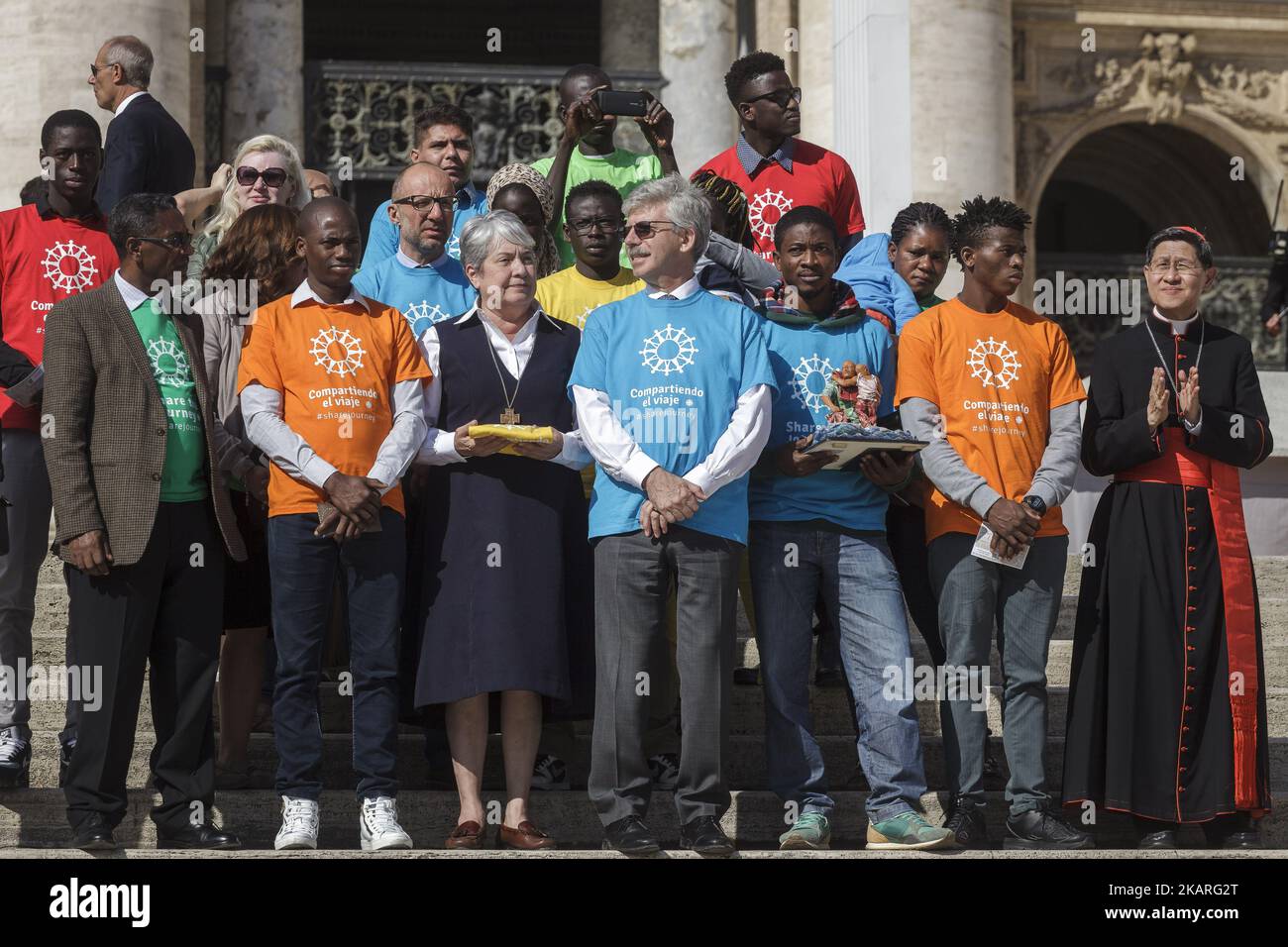 Papst Franziskus trifft eine Gruppe von Migranten während seiner wöchentlichen Generalaudienz am 27. September 2017 auf dem Petersplatz in der Vatikanstadt. Papst Franziskus lanciert eine 2-jährige globale Kampagne der Caritas Internationalis zum Thema Migration mit dem Titel „Share the Journey“, um die Stärkung der Beziehungen zwischen Migranten, Flüchtlingen und Gemeinschaften zu fördern. (Foto: Giuseppe Ciccia/NurPhoto) Stockfoto