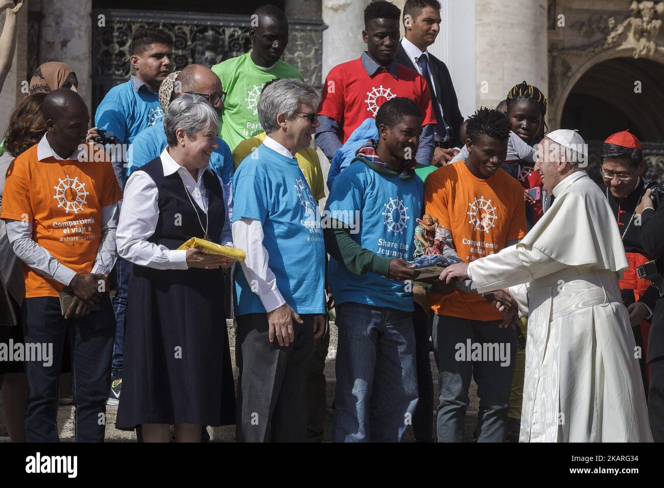 Papst Franziskus trifft eine Gruppe von Migranten während seiner wöchentlichen Generalaudienz am 27. September 2017 auf dem Petersplatz in der Vatikanstadt. Papst Franziskus lanciert eine 2-jährige globale Kampagne der Caritas Internationalis zum Thema Migration mit dem Titel „Share the Journey“, um die Stärkung der Beziehungen zwischen Migranten, Flüchtlingen und Gemeinschaften zu fördern. (Foto: Giuseppe Ciccia/NurPhoto) Stockfoto