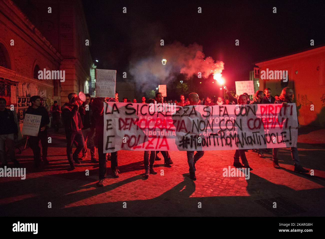 Eine Gruppe von Demonstranten hält ein Transparent mit der Aufschrift „Sicherheit wird durch Rechte und Demokratie geschaffen, nicht durch Grenzen und Polizei: Minniti, Rom will dich nicht" während eines Protestes gegen den italienischen Premierminister Marco Minniti anlässlich der von der Demokratischen Partei in Rom organisierten "Festa dell'Unit" am 26. September 2017. (Foto von Christian Minelli/NurPhoto) Stockfoto