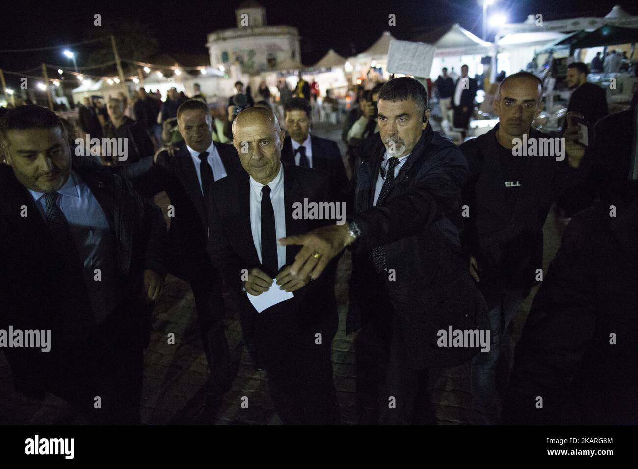 Der italienische Premierminister Marco Minniti wird von Leibwächtern begleitet, nachdem er am 26. September 2017 in Rom anlässlich der von der Demokratischen Partei organisierten "Festa dell'Unit" eine öffentliche Versammlung abgehalten hat. (Foto von Christian Minelli/NurPhoto) Stockfoto