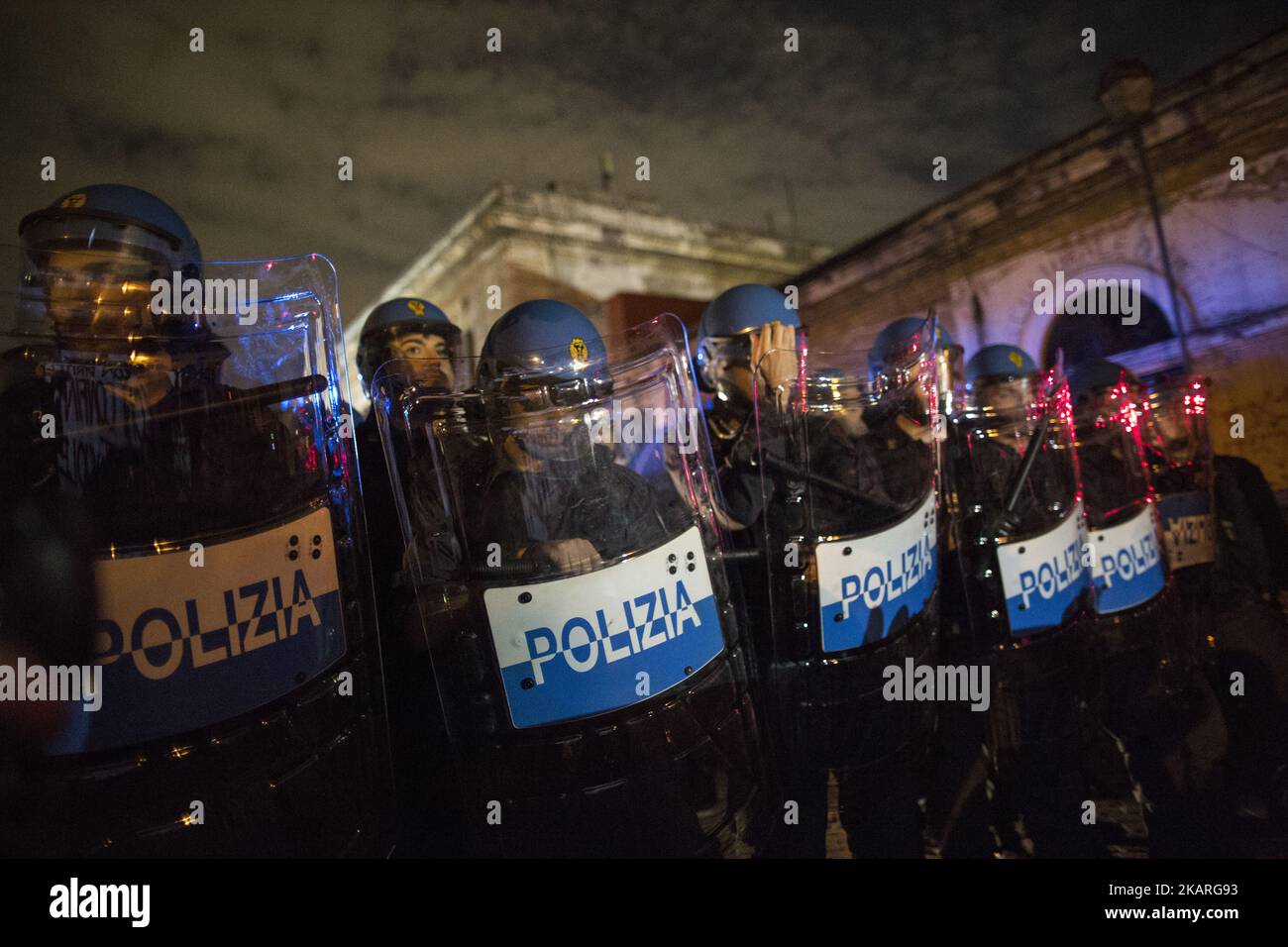 Anti-Aufstands-Polizisten konfrontieren eine Gruppe von Demonstranten (nicht gesehen) während eines Protestes gegen den italienischen Premierminister Marco Minniti anlässlich der von der Demokratischen Partei in Rom organisierten "Festa dell'Unit" am 26. September 2017. (Foto von Christian Minelli/NurPhoto) Stockfoto