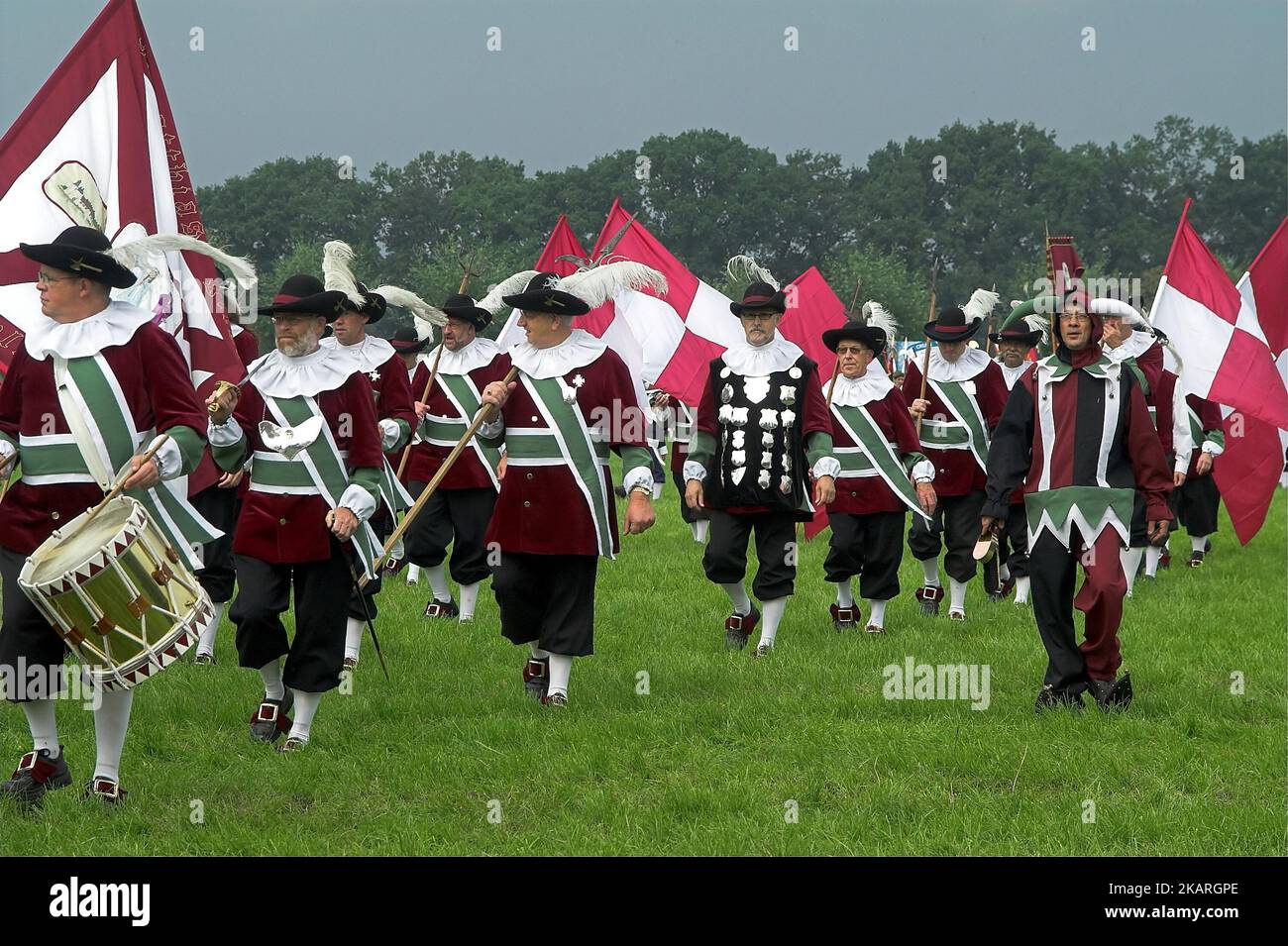 Heeswijk, Niederlande, Europäische Gemeinschaft Historischer Schützen; Marschprozession mit Trommeln und Bannern in historischen Kostümen Stockfoto