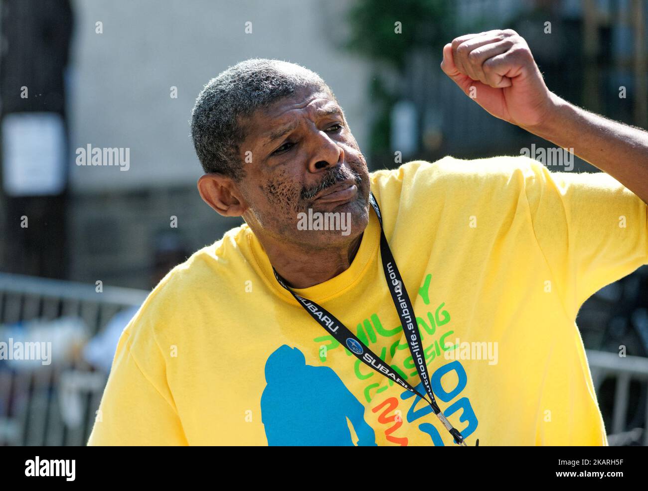 Nach einer einjährigen Pause kehrt der professionelle Straßenrennsport nach Philadelphia zurück. Der UCI 1,1 Independence Classic ist für den 3. Juni 2018 in Philadelphia, PA, geplant, wie offiziell im September 2017 angekündigt. Melvin Moore ist seit 27 Jahren ehrenamtlich beim Radrennen in Philadelphia tätig (er verpasste ein Jahr) und sein jubelender Ansatz war so bewunderungswert, dass Fans ihn von der Seitenlinie anriefen, um ihm die Hand zu schütteln. (Foto von Bastiaan Slabbers/NurPhoto) Stockfoto