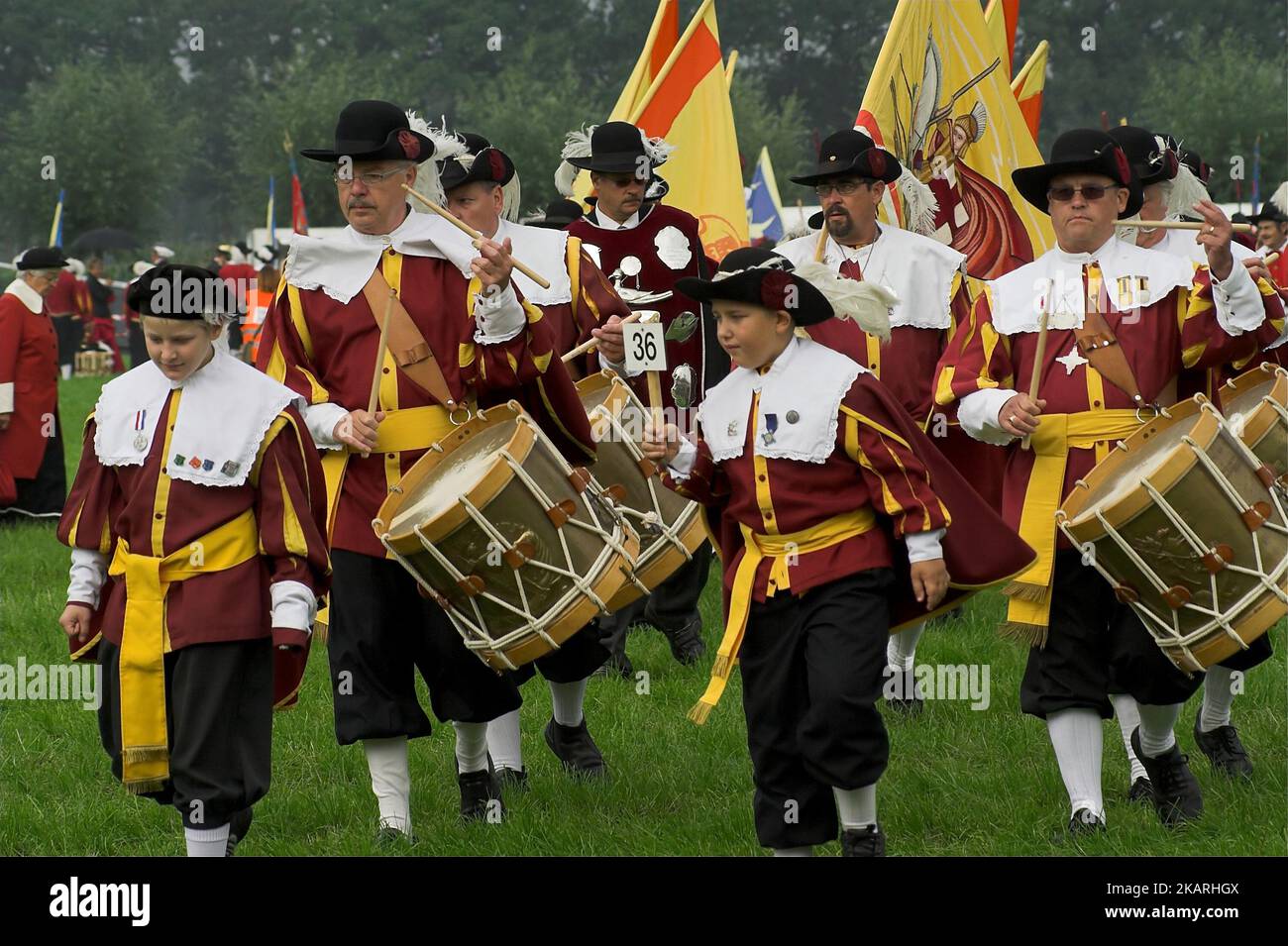 Heeswijk, Niederlande, Europäische Gemeinschaft Historischer Schützen; Marschprozession mit Trommeln und Bannern in historischen Kostümen Stockfoto