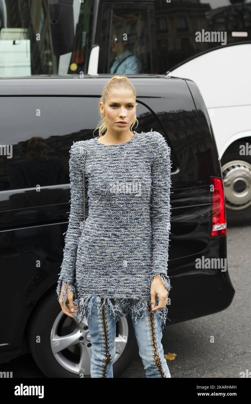 Elena Perminova wird vor der Balmain Fashion Show während der Paris Fashion Week Womenswear SS18 am 28. September 2017 in Paris, Frankreich, gesehen. (Foto von Nataliya Petrova/NurPhoto) Stockfoto