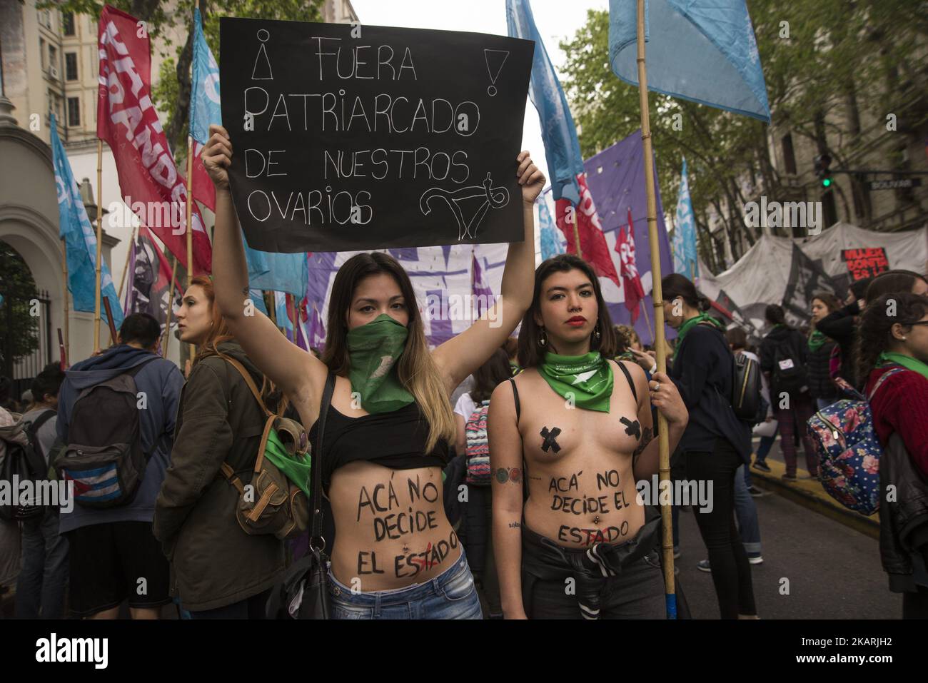 Am 29. September 2017 marschierten Frauenhaushälter von der Plaza de Mayo zum Kongress in Buenos Aires, Argentinien, unter dem Motto "legale, sichere und freie Abtreibung". Darüber hinaus wurde versucht, die geschlechtsspezifische Gewalt, der Frauen, Lesben und Trans ausgesetzt sind, sichtbar zu machen; Die verschiedenen Situationen der Verletzung des Rechts auf reproduktive Gesundheit und die Forderung nach der Debatte und Genehmigung des Gesetzentwurfs über die freiwillige Unterbrechung der Schwangerschaft, der von der Nationalen Kampagne für das Recht auf legale, sichere und kostenlose Abtreibung zum sechsten Mal im Kongress vorgestellt wurde. (Foto von Matias Jovet/NurPhoto) Stockfoto