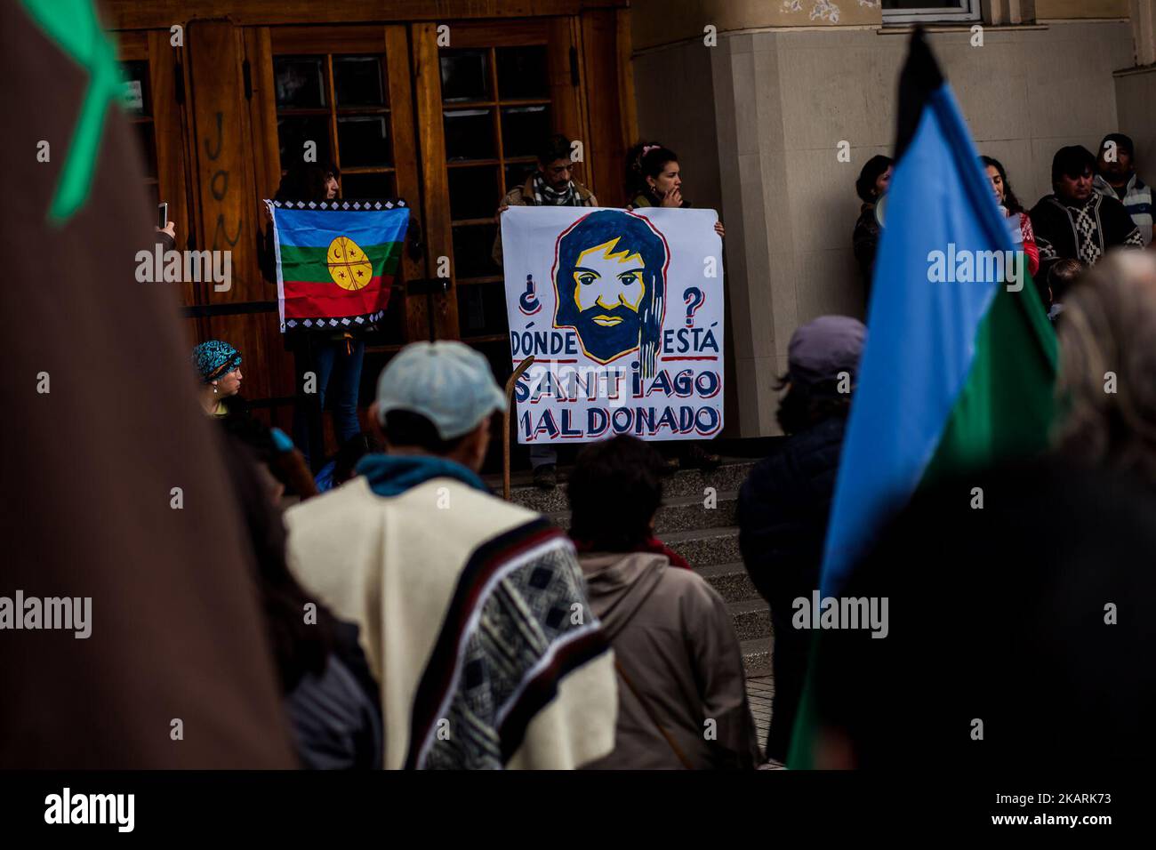 Osorno, Chile. 30. September 2017. In dem Bild tragen Aktivisten eine Leinwand mit dem Bild des jungen Mannes von Santiago Maldonado, der noch immer vermisst wird, nachdem er von der argentinischen Gendarmerie in einer Mapuche-Demonstration gefangen genommen wurde. Hunderte von Mitgliedern der Mapuche Huilliche-Gemeinden und pro-Mapuche-Aktivisten marschierten durch die Straßen der Stadt Osorno, um ihre Unterstützung für die politischen Mapuche-Gefangenen auszudrücken, die seit 114 Tagen im Hungerstreik sind, und um ein Ende der Anwendung des Anti- In Osorno, Chile. (Foto von Fernando Lavoz/NurPhoto) Stockfoto