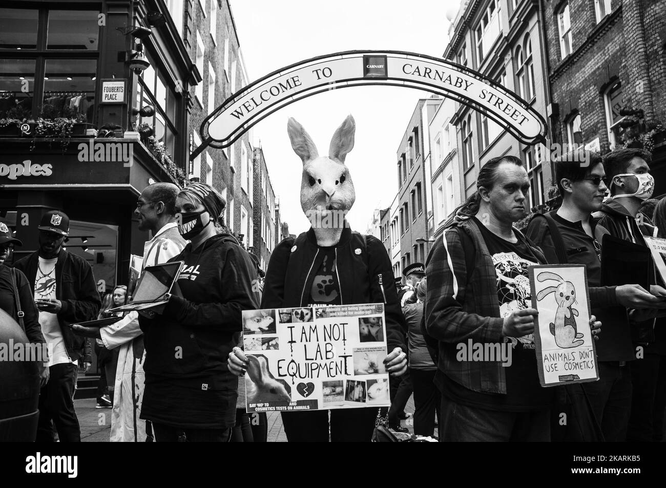 Am 30. September 2017 findet in der Carnaby Street im Zentrum von London ein animialistischer Protest statt. Die Demonstranten protestierten gegen die Tierunterdrückung in der Modeindustrie und Kosmetik. (Foto von Alberto Pezzali/NurPhoto) Stockfoto