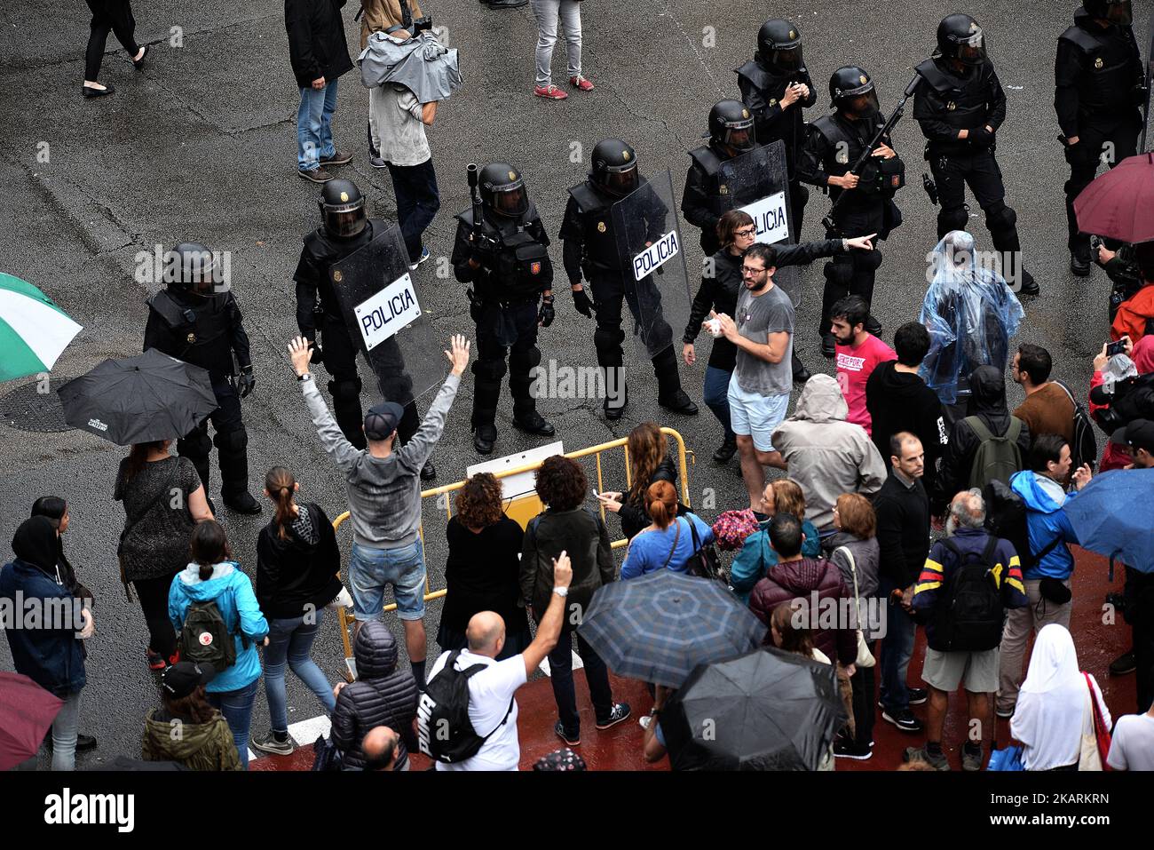 Menschen protestieren, während die Polizei versucht, das Gebiet zu kontrollieren, während sie heute in einem Wahllokal bei der Volksabstimmung am 1. Oktober 2017 in Barcelona, Spanien, ihre Stimme abgeben will. Es wird geschätzt, dass heute mehr als fünf Millionen wahlberechtigte katalanische Wähler 2.315 Wahllokale für das Referendum über die Unabhängigkeit Kataloniens von Spanien besuchen werden. Die spanische Regierung in Madrid hat das Votum für illegal und undemokratisch erklärt. (Foto von Juan Carlos Lucas/NurPhoto) Stockfoto