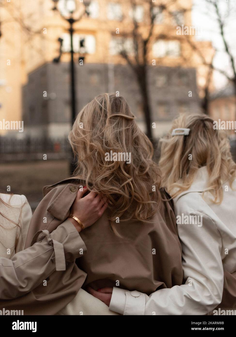 Mädchen in Trenchcoats auf der Straße Stockfoto