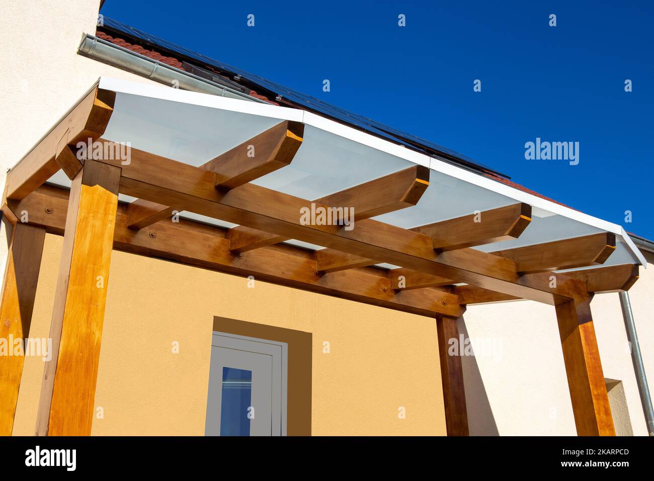 Schönes Holzdach am Eingang eines Einfamilienhauses Stockfoto