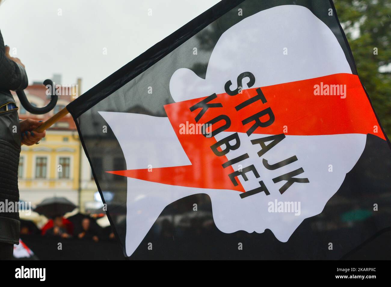 Eine Dame mit einem schwarzen Transparent „Women Strike“ nimmt am Black Tuesday-Protest auf dem Hauptplatz von Rzeszow Teil. Am ersten Jahrestag des Schwarzen Montags, dem Protest, der vor einem Jahr in Polen stattfand, gingen Hunderte polnischer Frauen erneut auf die Straßen vieler polnischer Städte, um ihre Rechte zu verteidigen. Am Dienstag, den 3. Oktober 2017, in Rzeszow, Polen. (Foto von Artur Widak/NurPhoto) Stockfoto