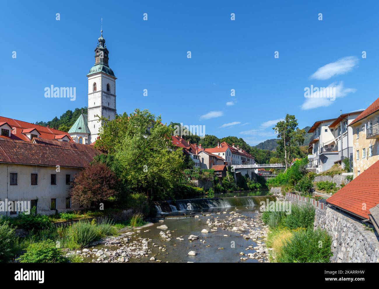 Der Fluss Selska Sora in der historischen Altstadt von Skofja Loka, Slowenien Stockfoto