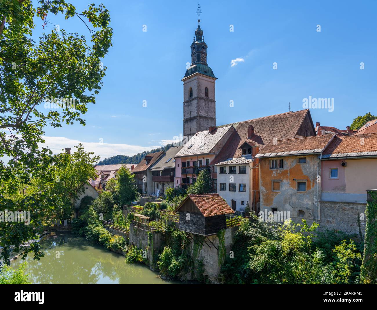 Der Fluss Selska Sora in der historischen Altstadt von Skofja Loka, Slowenien Stockfoto