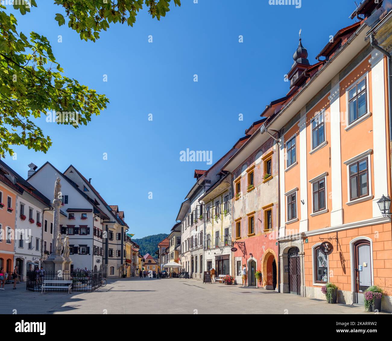 Mestni Trg (Stadtplatz) in der historischen Altstadt von Skofja Loka, Slowenien Stockfoto