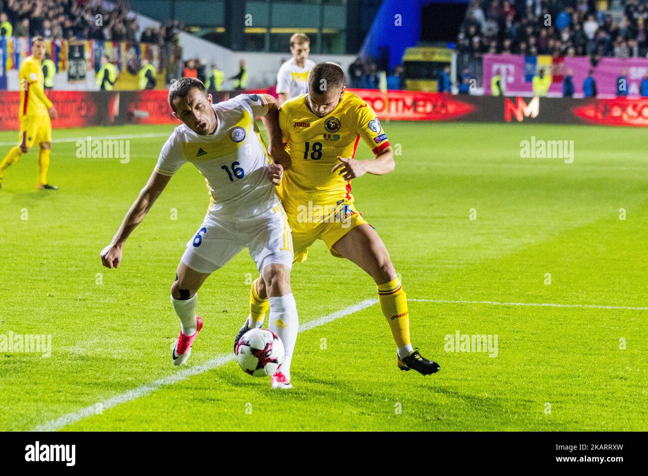 Gafurzhan Suyumbayev #16 (Kasachstan) und Razvan Marin #18 (Rumänien) während des WM-Qualifikationsspiels 2018 zwischen Rumänien und Kasachstan im Ilie Oana Stadium in Ploiesti, Rumänien, am 5. Oktober 2017. (Foto von Catalin Soare/NurPhoto) Stockfoto