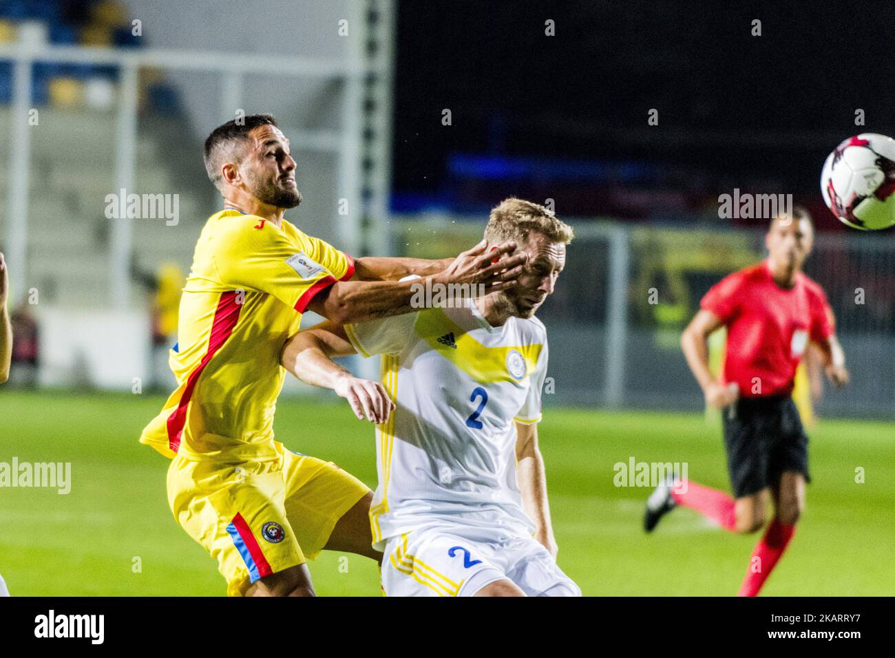 Florin Andone #9 (Rumänien) und Serhiy Malyi #2 (Kasachstan) während des WM-Qualifikationsspiels 2018 zwischen Rumänien und Kasachstan am 5. Oktober 2017 im Ilie Oana Stadium in Ploiesti, Rumänien. (Foto von Catalin Soare/NurPhoto) Stockfoto