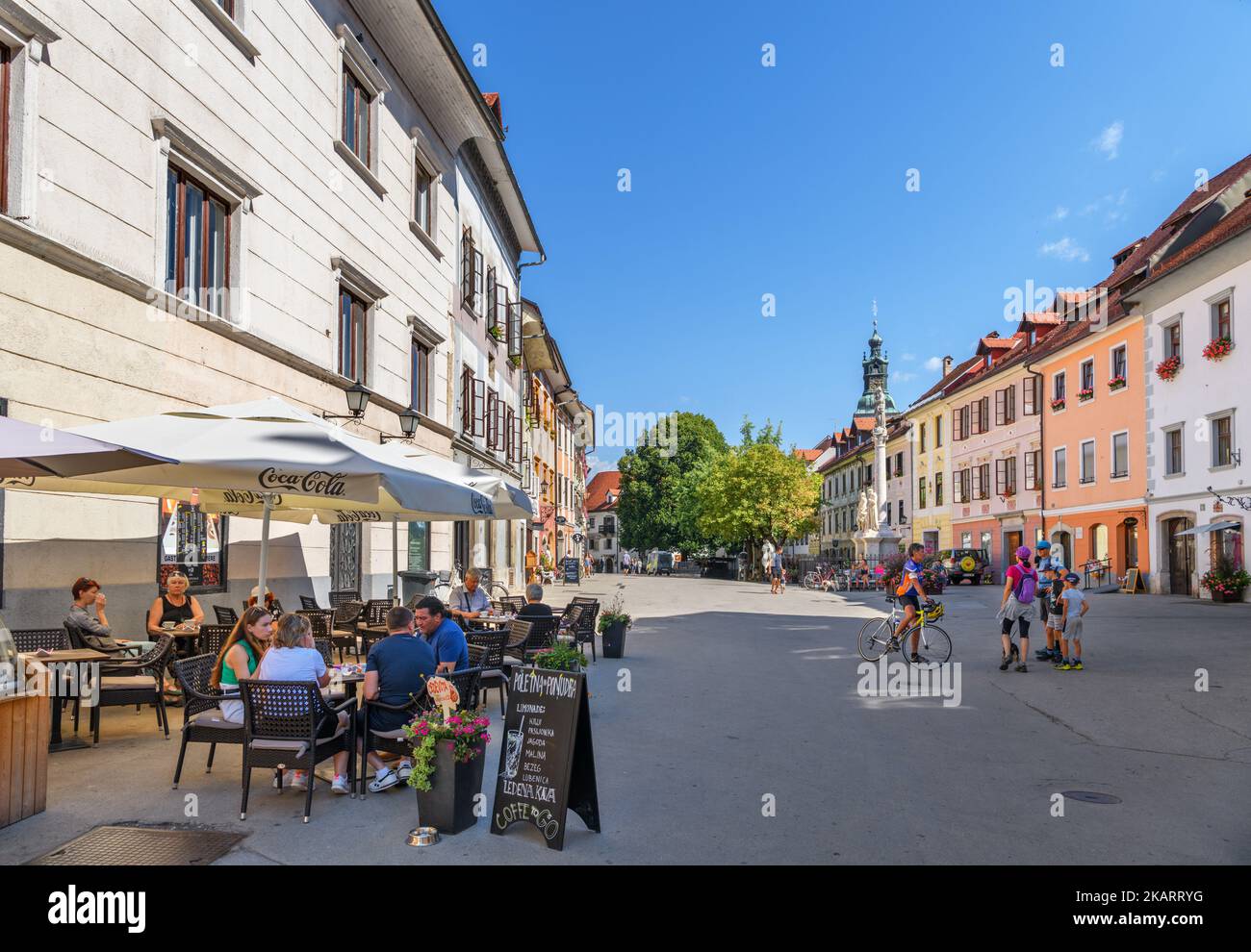 Café auf dem Mestni Trg (Stadtplatz) in der historischen Altstadt von Skofja Loka, Slowenien Stockfoto