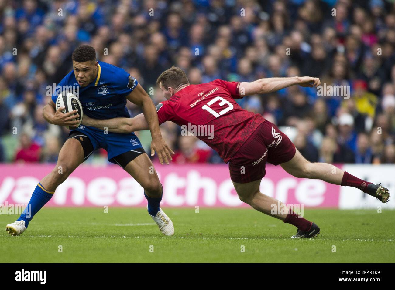 Adam Byrne von Leinster wurde von Chris Farrell von Münster während des Warm-Up während des Guinness PRO14-Spiels zwischen Leinster Rugby und Munster Rugby am 7. Oktober 2017 im Aviva Stadium in Dublin, Ieland, angegangen (Foto: Andrew Surma/NurPhoto) Stockfoto