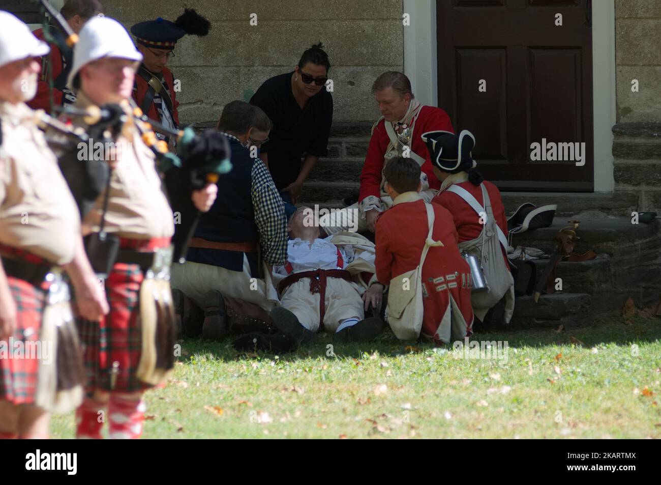 Der von Hitze überwundete Reenaktor wird am Rande der jährlichen Nachstellung der Schlacht von Germantown während des Revolutionären Germantown Festivals auf dem Gelände von Cliveden im Nordwesten von Philadelphia, PA, am 7. Oktober 2017 betreut. (Foto von Bastiaan Slabbers/NurPhoto) Stockfoto