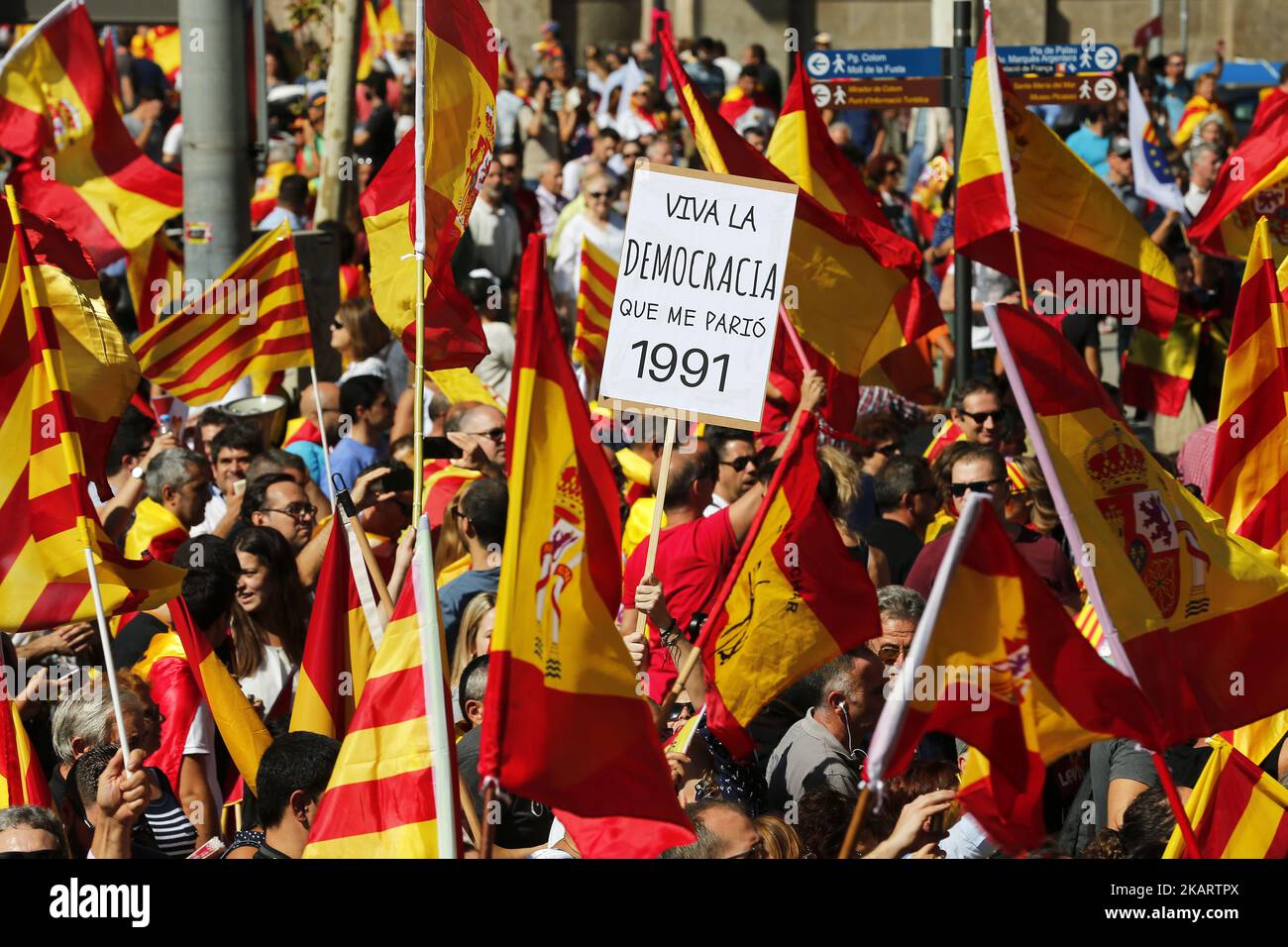 Kundgebung für die Einheit marschiert durch Barcelona als Reaktion auf das umstrittene Referendum über die Unabhängigkeit Kataloniens am 8. Oktober 2017 in Barcelona, Spanien. (Foto von Urbanandsport/NurPhoto) Stockfoto