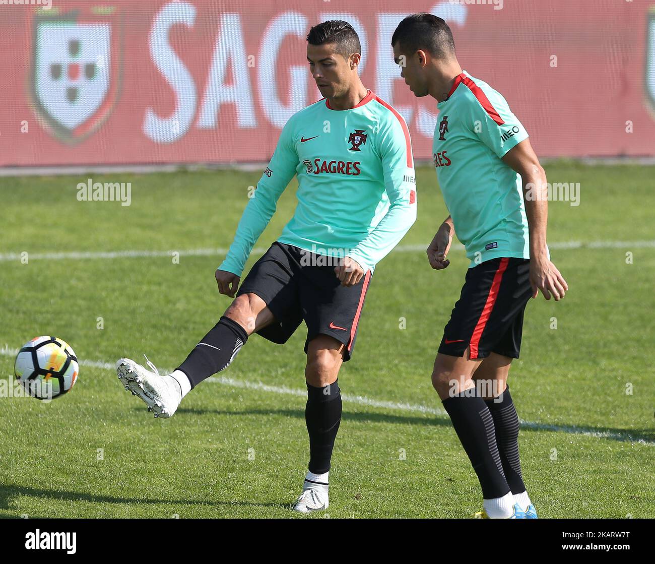 Portugals führen Cristiano Ronaldo beim Nationalmannschaftstraining vor dem Spiel zwischen Portugal und der Schweiz beim City Football in Oeiras, Lissabon, Portugal am 9. Oktober 2017 in Aktion. (Foto von Bruno Barros / DPI / NurPhoto) Stockfoto