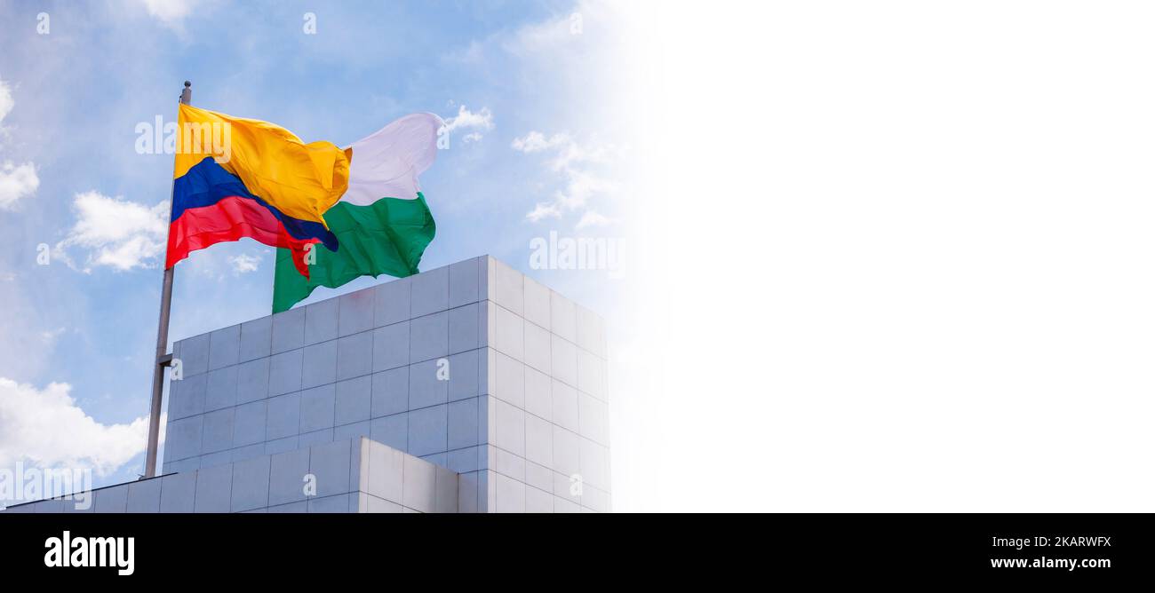 Flaggen von Kolumbien und Antioquia winken am blauen Himmel Stockfoto