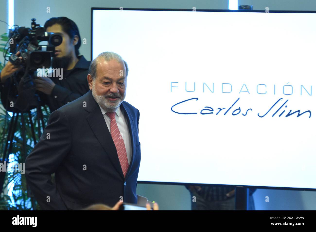 Der Geschäftsmann Carlos Slim Helu veranstaltet eine Pressekonferenz, um bekannt zu geben, dass er die Opfer des Erdbebens vom 19. September durch die Carlos Slim Foundation am 10. Oktober 2017 in Mexiko-Stadt, Mexiko, unterstützen wird (Foto: Carlos Tischler/NurPhoto) Stockfoto