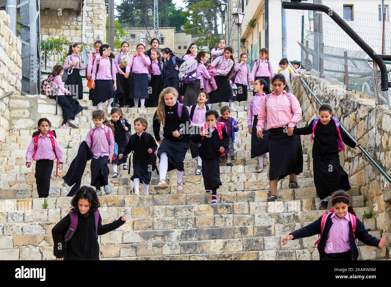 SAFED, ISRAEL - 8. MAI 2011: Eine Gruppe nicht identifizierter Schülerinnen steigt nach der Schule glücklich die Straßentreppe hinab. Stockfoto