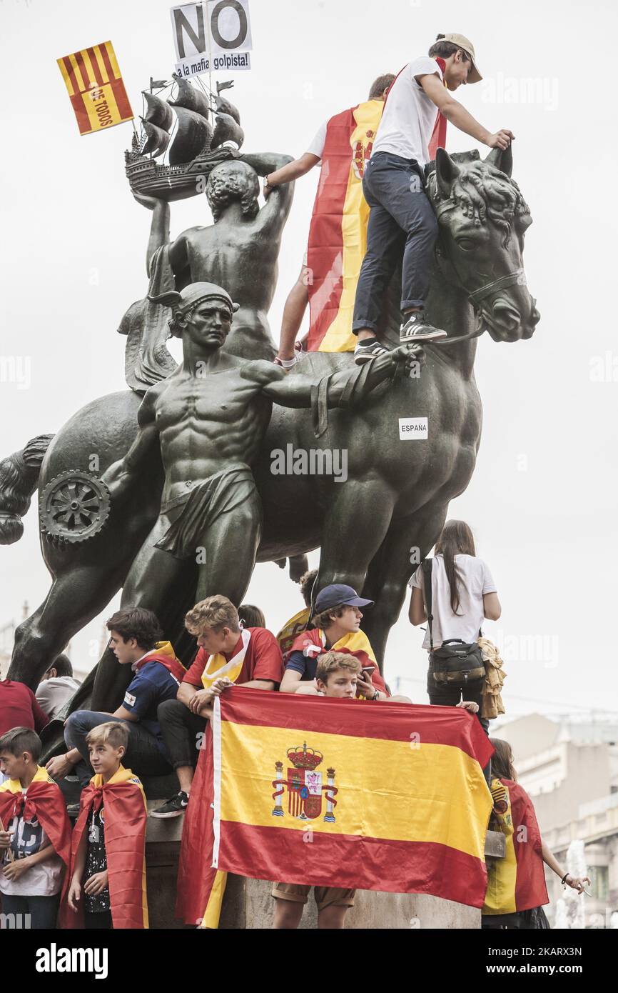 Demonstranten mit spanischen Flaggen klettern während der Feierlichkeiten zum Hispanic Day am 12. Oktober 2017 in Barcelona, Spanien, auf die Statuen des Platzes Cataluña. (Foto von Celestino Arce/NurPhoto) Stockfoto