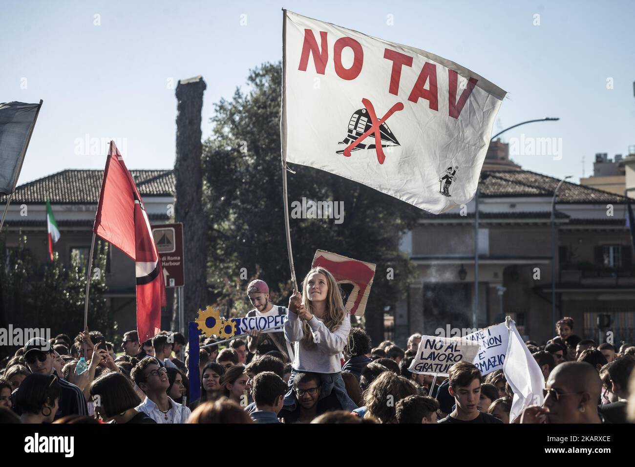 Tausende von Studenten veranstalteten am 13. Oktober 2017 in Rom, Italien, eine Demonstration im Rahmen einer landesweiten Mobilisierung, um gegen die so genannte Reform der Guten Schule, den Wechsel von Schularbeit und zur Verteidigung der öffentlichen Bildung zu protestieren. (Foto von Giuseppe Ciccia/NurPhoto) Stockfoto